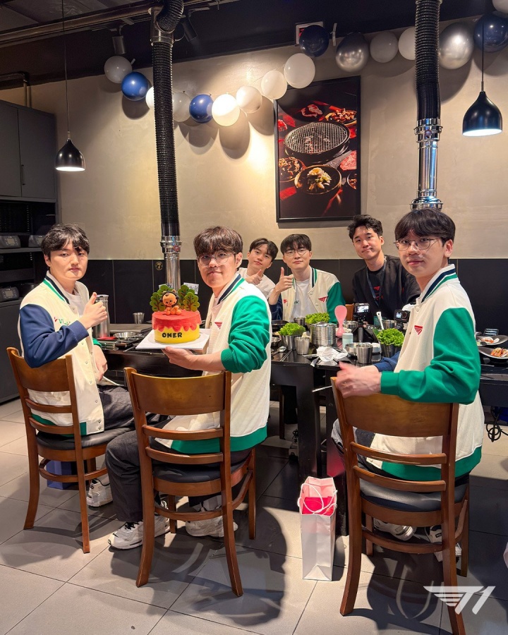 T1公布首发选手聚餐合照:吃着烤肉给Oner庆祝生日
